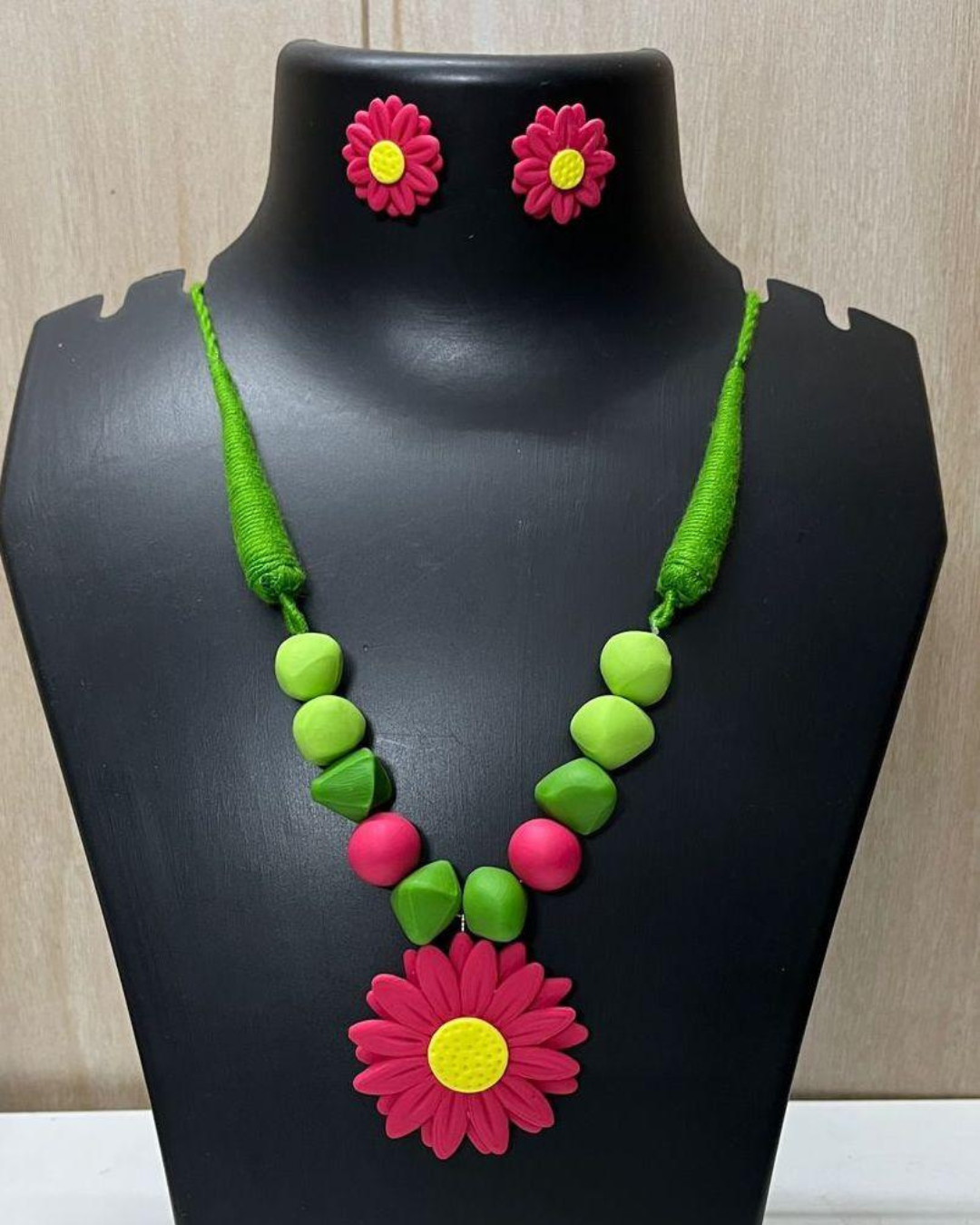 Gulabi Daisy Necklace Set