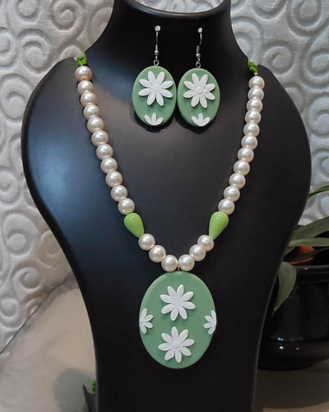 Sage Daisy Oval Necklace Set