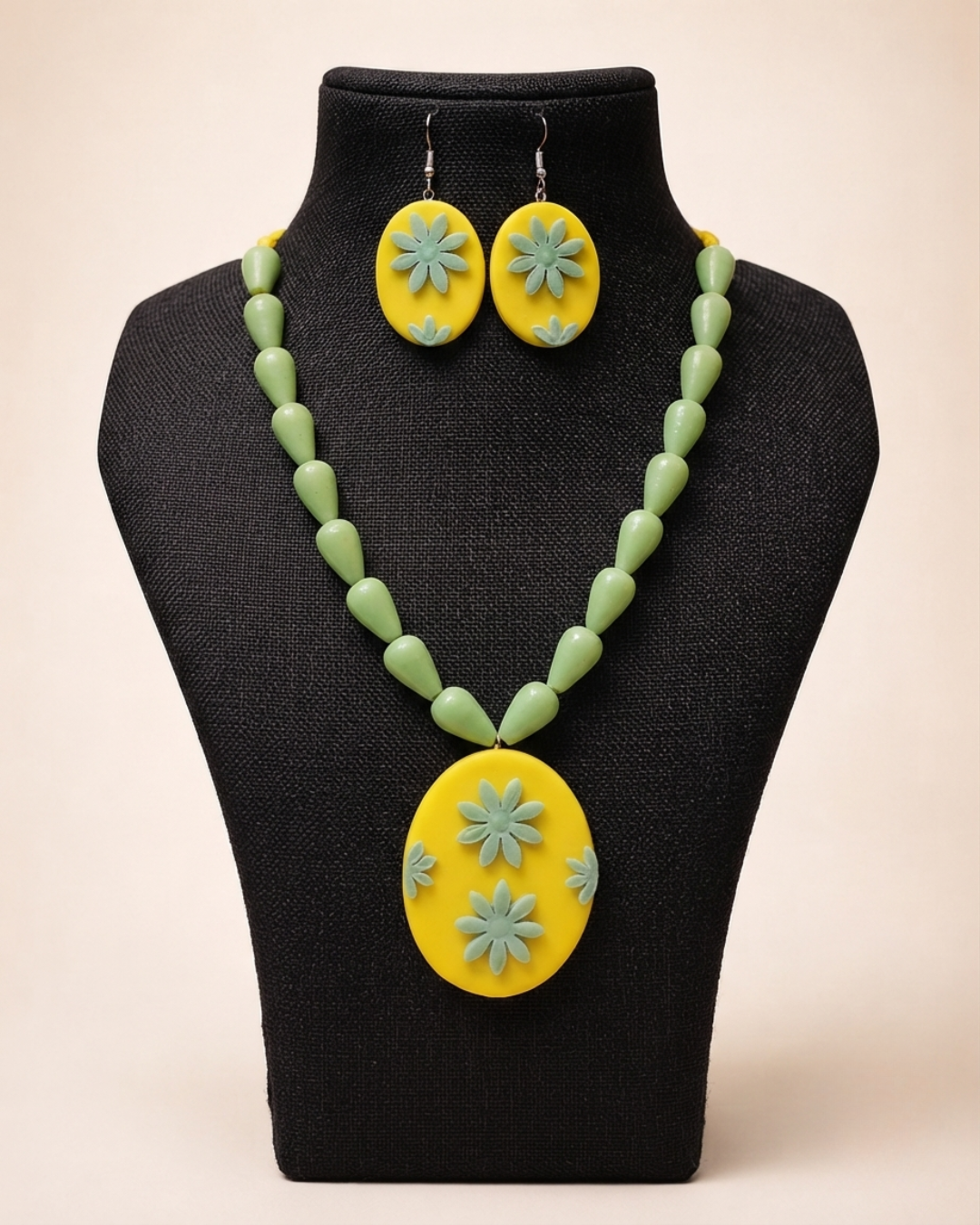 Golden Daisy Oval Necklace Set