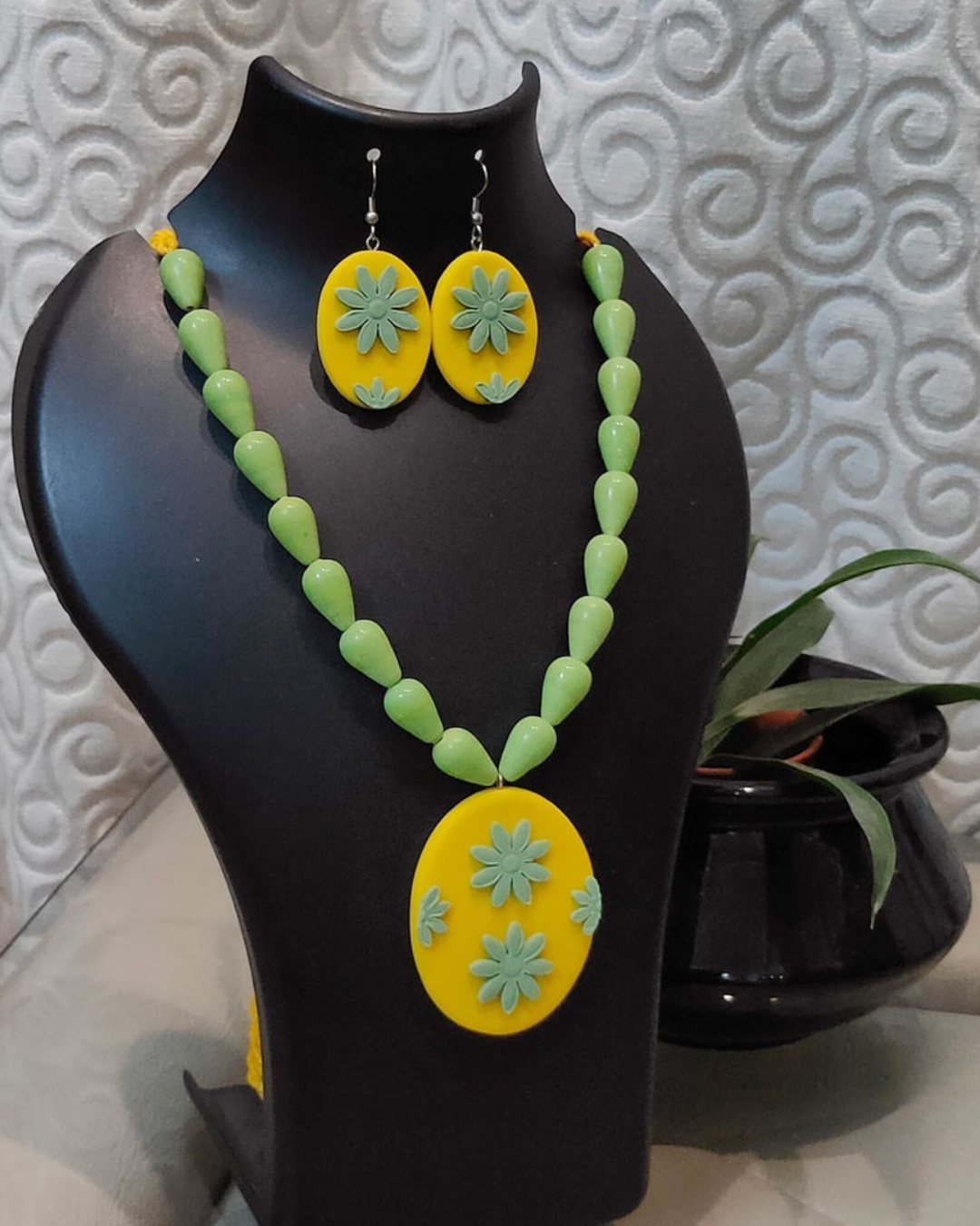 Golden Daisy Oval Necklace Set