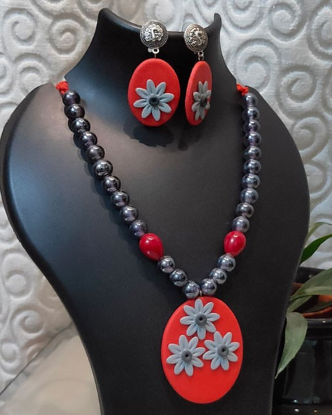 Red Daisy Oval Necklace Set