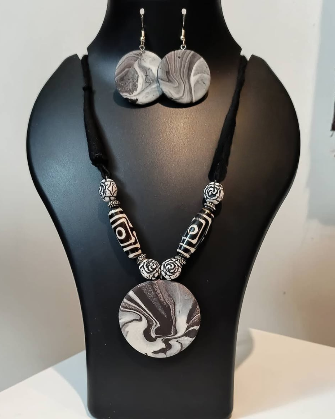 Onyx Swirl Disc Necklace Set
