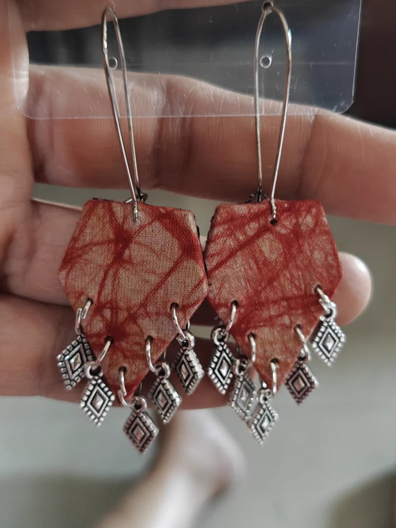 Rust Tie-Dye Pentagons – Wire